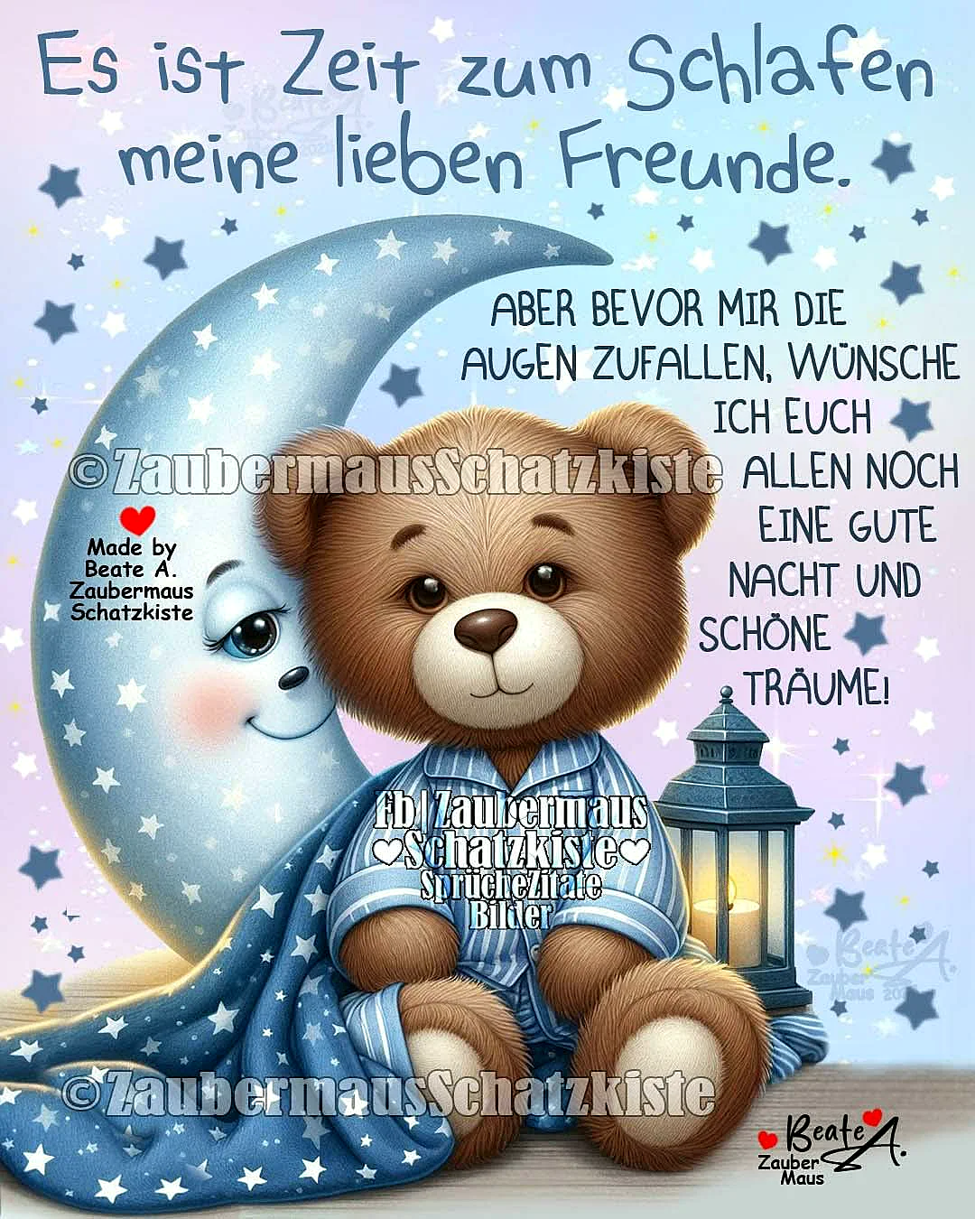 Ein kuscheliger Teddybär in gestreiften Pyjamas sitzt neben einem freundlich lächelnden Mond und einer warm leuchtenden Laterne, umgeben von funkelnden Sternen, die eine friedliche Gute Nacht wünschen.