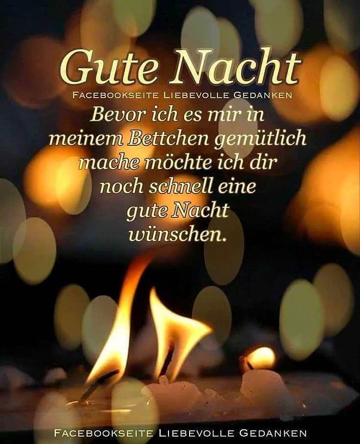 Ein Foto von zwei brennenden Kerzen mit einer warmen, goldenen Lichtstimmung im Hintergrund. Die Kerzenflammen tanzen im Wind, während der Rest des Bildes von einer dunklen, aber friedlichen Atmosphäre erfüllt ist.