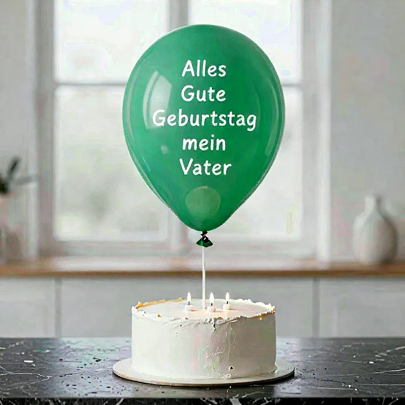 Festlicher Geburtstagskuchen mit weißer Glasur und vier leuchtenden Kerzen. Ein grüner Ballon schwebt darüber, beschriftet mit „Alles Gute Geburtstag mein Vater“. Ein herzlicher Gruß für besondere Momente der Freude.