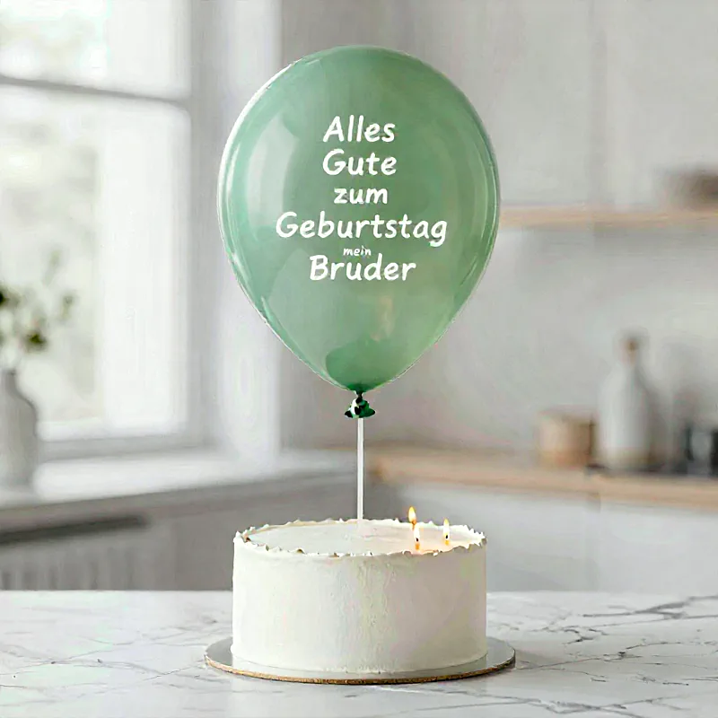 Ein mintgrüner Ballon schwebt über einer weißen Geburtstagstorte mit zwei brennenden Kerzen. Der Ballon trägt die Aufschrift "Alles Gute zum Geburtstag mein Bruder". Die festliche Szene vermittelt eine warme und persönliche Atmosphäre zum Ehrentag.