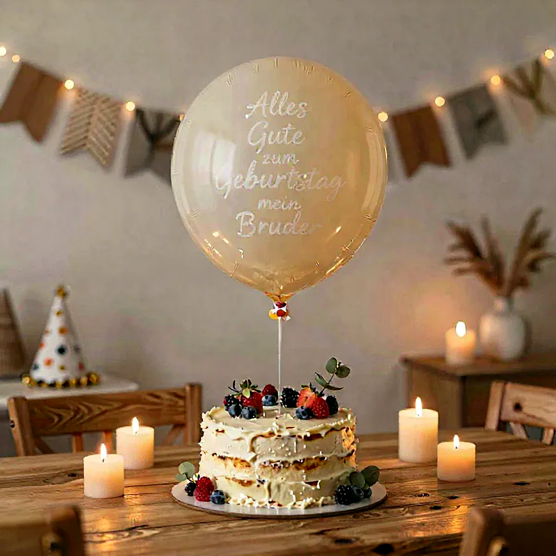 Eine festliche Geburtstagstorte mit frischen Beeren und einem goldenen Ballon, der "Alles Gute zum Geburtstag mein Bruder" trägt, umgeben von warm leuchtenden Kerzen auf einem rustikalen Holztisch. Eine herzliche Feieratmosphäre für deinen Liebsten.