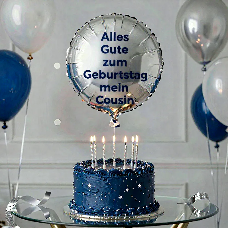 Festliche Geburtstagstafel mit einer dunkelblauen Torte voller brennender Kerzen und silbernen Sternchen. Ein glänzender Folienballon schwebt darüber mit der Aufschrift 'Alles Gute zum Geburtstag mein Cousin', umgeben von weiteren blauen und weißen Ballons. Eine elegante Glückwunschkarte.