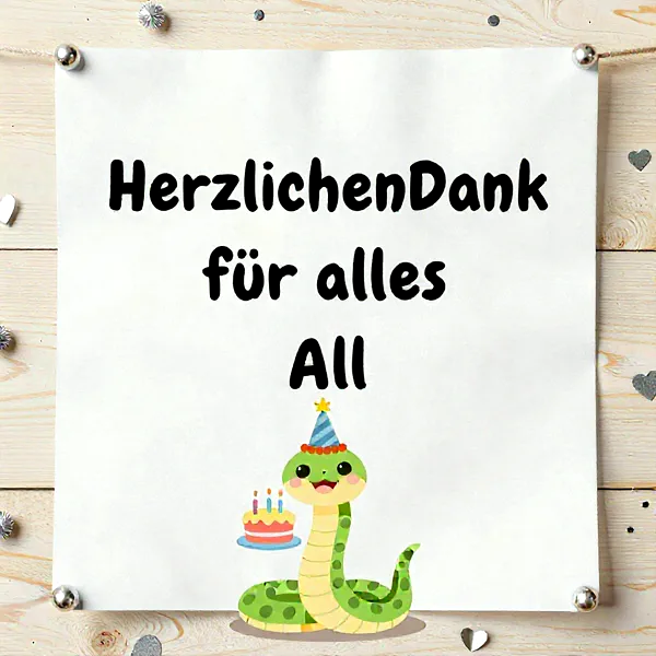 süße Schlange mit Partyhut und Geburtstagstorte, festliche Stimmung, weißer Hintergrund