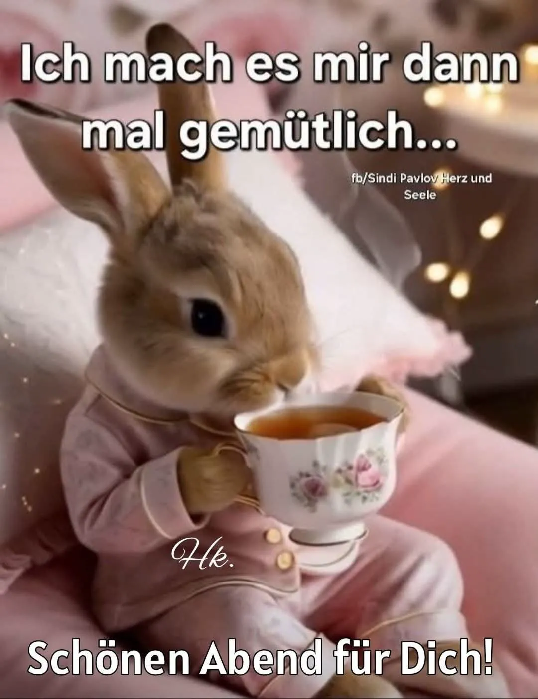 Ein flauschiges Häschen im rosa Schlafanzug hält eine Tasse Tee und macht es sich gemütlich. Ideal als Guten-Abend-Grußbild für einen entspannten Feierabend.