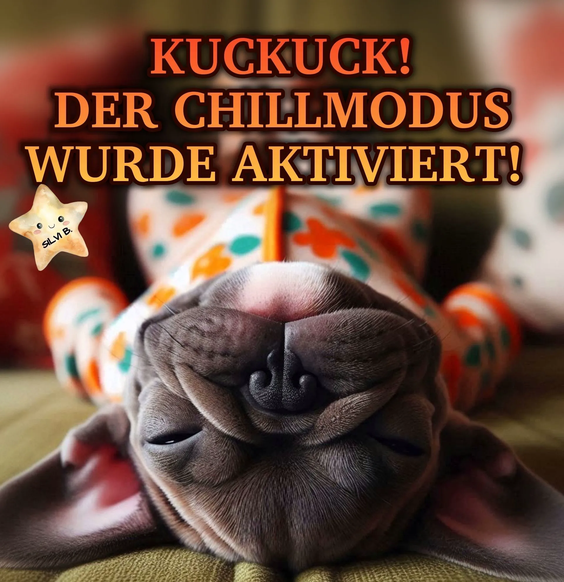Ein niedlicher Welpe, der auf dem Rücken liegt und einen bunten Strampler trägt, mit geschlossenen Augen in völliger Entspannung. Der Spruch "KUCKUCK! DER CHILLMODUS WURDE AKTIVIERT!" ist prominent darauf zu sehen.