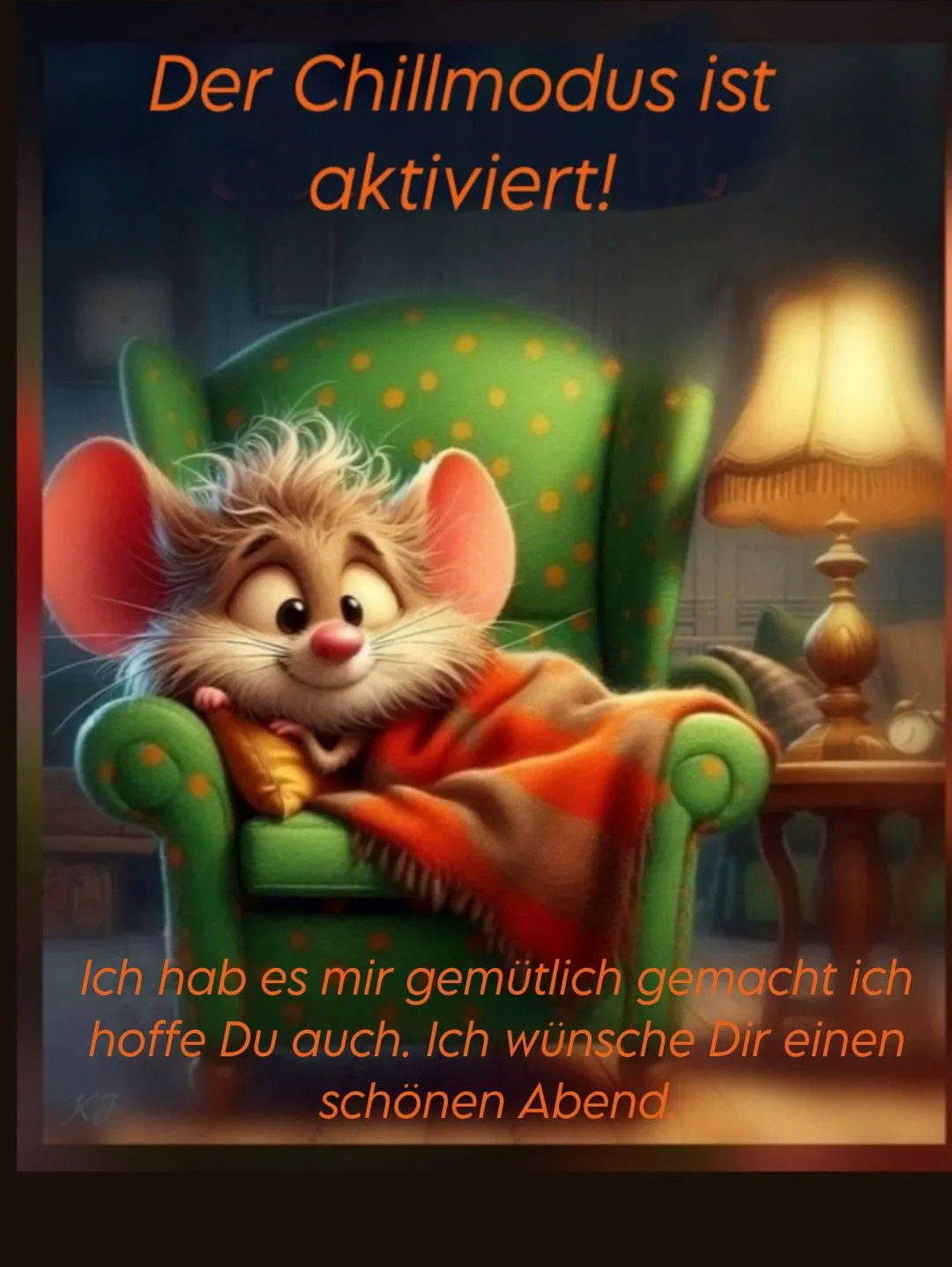 Eine süße Cartoon-Maus mit großen Ohren entspannt gemütlich in einem grünen Sessel unter einer warmen, orangefarbenen Decke. Eine Lampe spendet sanftes Licht und erzeugt eine heimelige Abendstimmung.