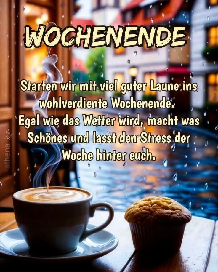 Eine dampfende Kaffeetasse und ein Muffin auf Holztisch vor regennassem Fenster. Im Hintergrund unscharfe, beleuchtete Häuser einer gemütlichen Gasse. Eine herzliche Szene für entspannte Wochenendmomente, voller Ruhe und Wärme.
