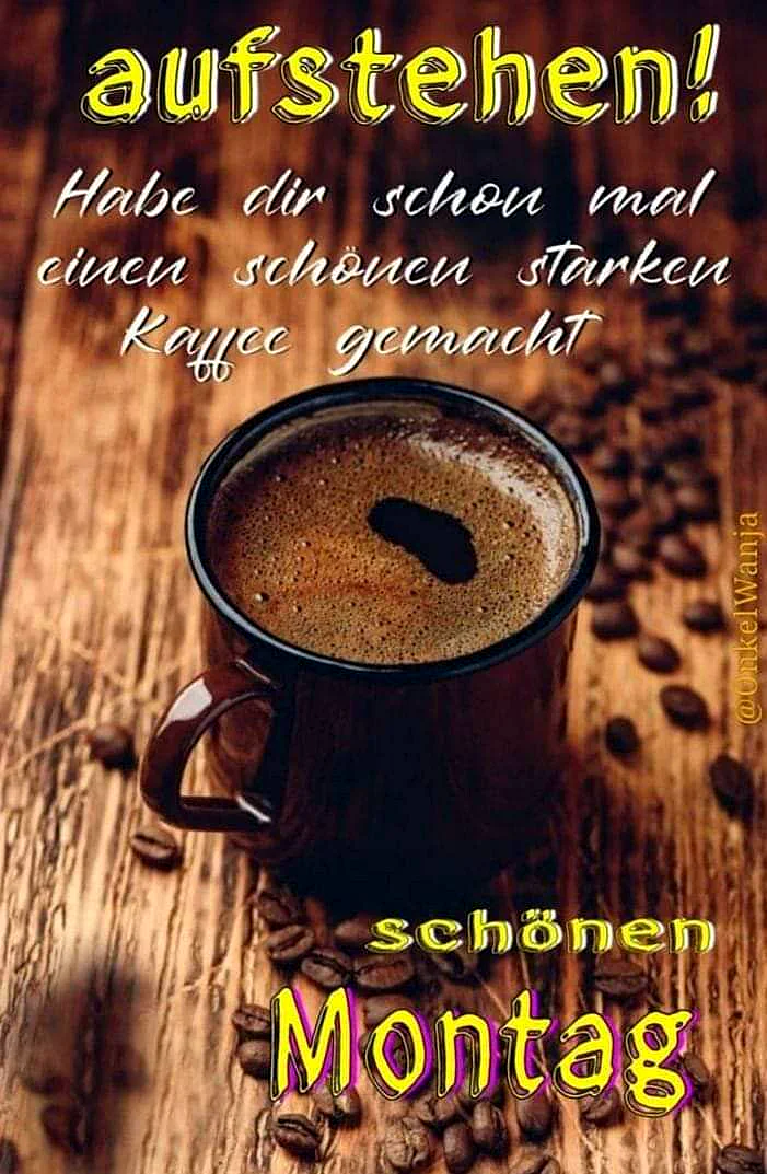 Eine dampfende Tasse dunkler Kaffee mit Crema auf einem rustikalen Holztisch, umgeben von gerösteten Kaffeebohnen. Die warme Beleuchtung schafft eine gemütliche und motivierende Morgenstimmung zum Wochenanfang.