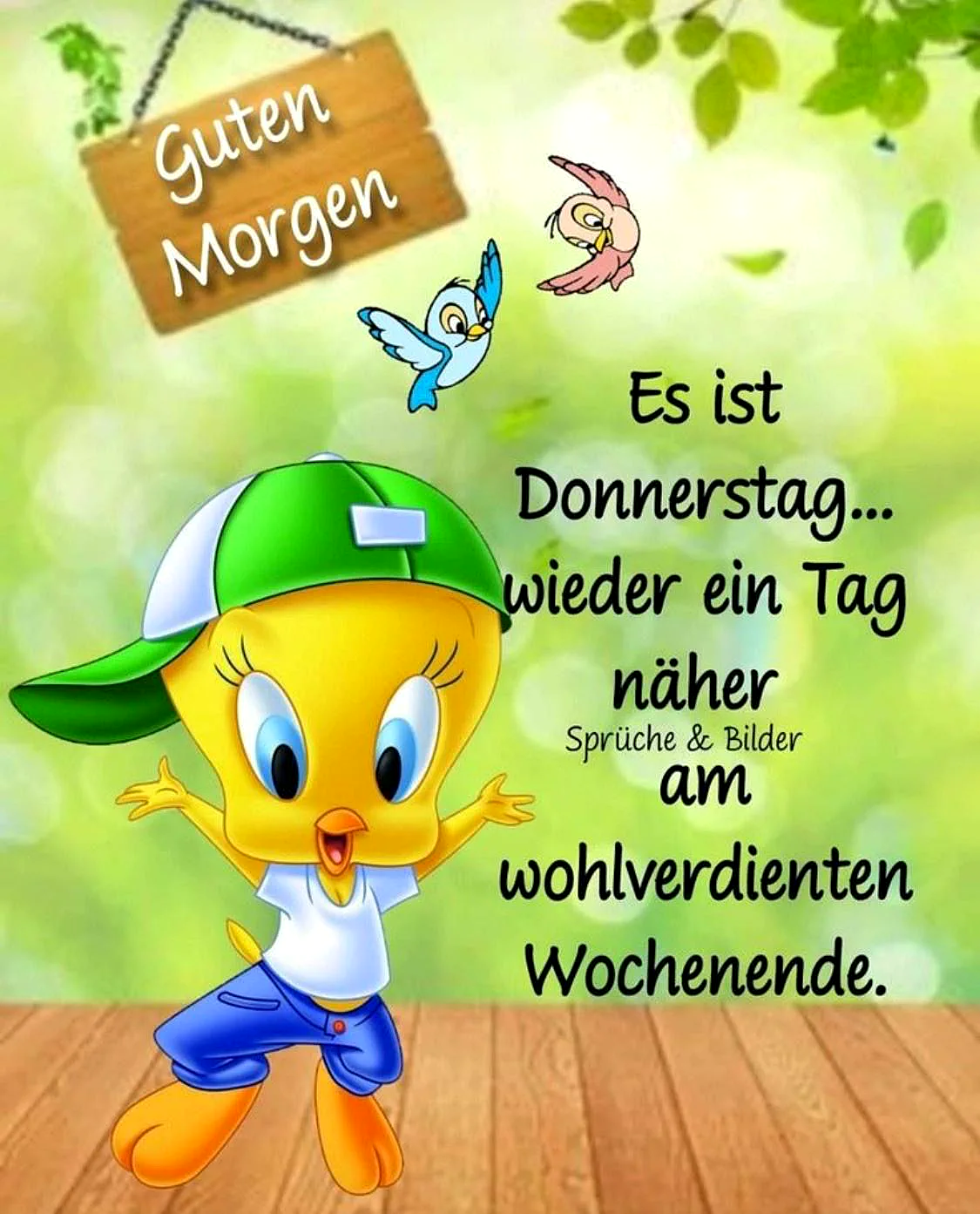 Ein cartoonähnlicher gelber Vogel mit grünem Hut und blauen Jeans steht auf einem Holzboden, umgeben von zwei kleinen Vögeln und einem Schild, das 'Guten Morgen' sagt. Der Hintergrund ist grün und unscharf.
