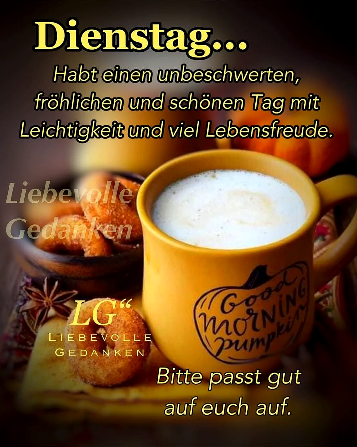 Gelbe Tasse mit Kaffee und Schriftzug 'Good Morning Pumpkin' am Dienstagmorgen. Daneben ein Zimtgebäck und Sternanis. Eine gemütliche, herbstliche Szene für einen fokussierten Start in den Tag.