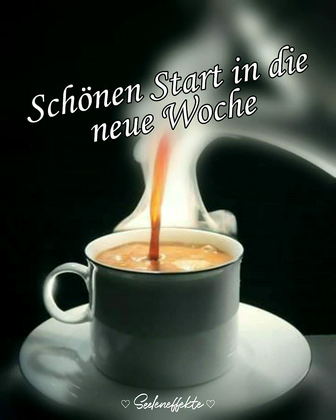 Ein stilvoller Kaffeebecher auf einer Untertasse, in den dampfender, goldbrauner Kaffee gegossen wird. Der dunkle Hintergrund hebt die leuchtenden Kontraste hervor, begleitet von der Aufschrift „Schönen Start in die neue Woche“.