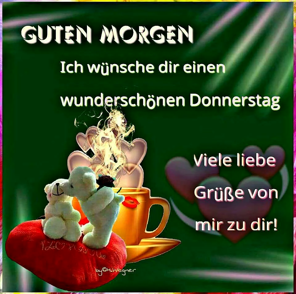 Ein digitales Bild mit zwei weißen Teddybären, die auf einem roten Herz sitzen. Im Hintergrund ein goldener Kaffeebecher mit einem roten Kussmund, umgeben von pinken Herzen und grünem Hintergrund.