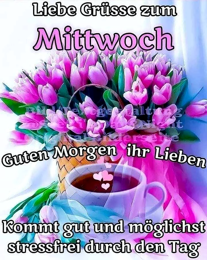 Ein Bild mit einem Blumenstrauß aus rosa Tulpen in einer Vase, davor eine Tasse Kaffee mit zwei kleinen rosa Herzchen darauf, auf einem Tisch mit weißem Hintergrund.
