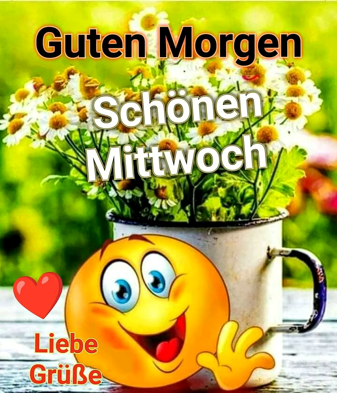 Ein gelbes Smiley-Emoji mit großen blauen Augen und einem herzlichen Lächeln winkt vor einem Topf mit weißen Blumen auf einem Holztisch. Der Hintergrund ist grün und unscharf.