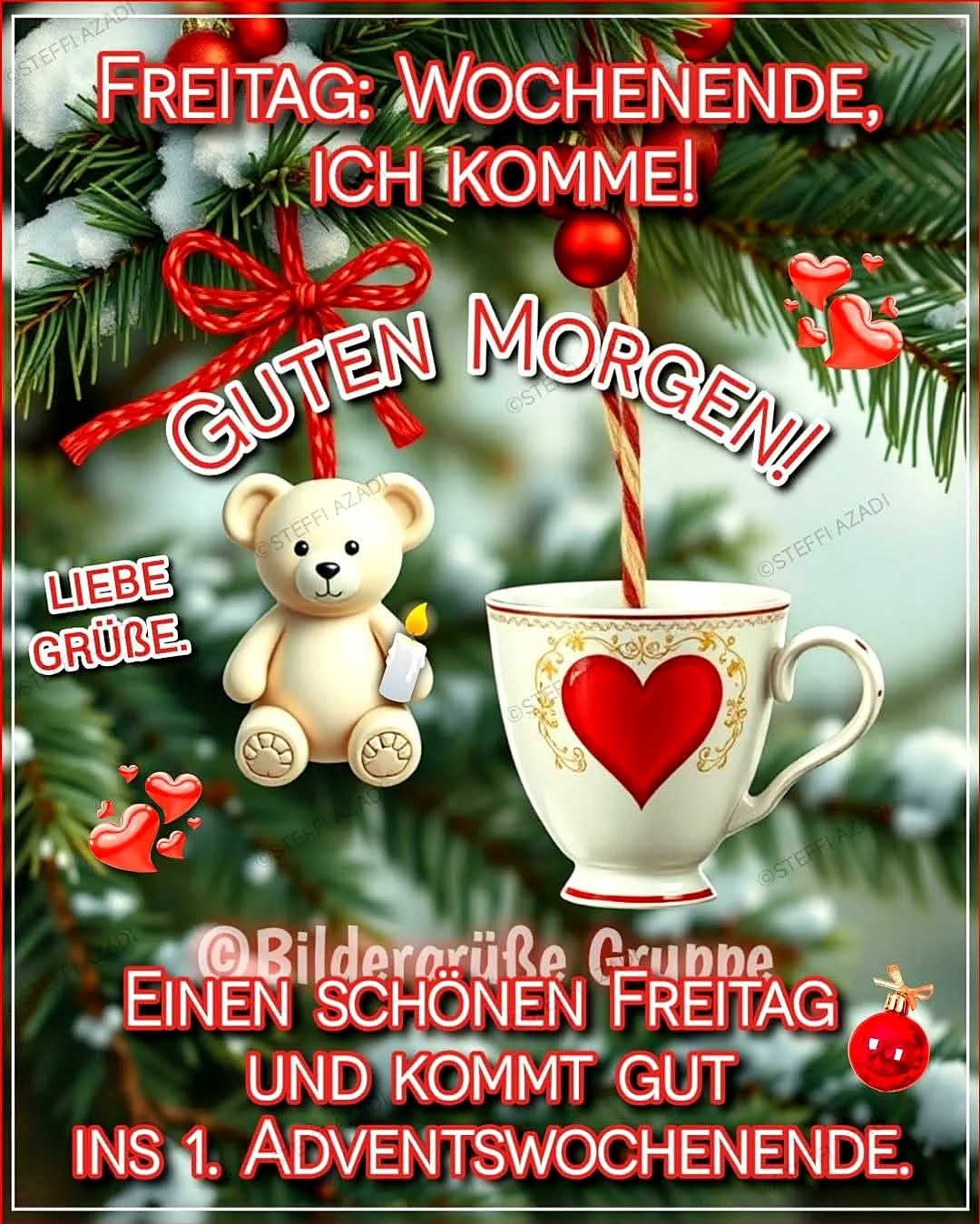 Ein Weihnachtsbaum im Hintergrund mit Schnee, roten Kugeln und einem roten Band. Ein weißer Teddybär hält eine Kerze in der Hand und sitzt neben einer Tasse mit rotem Herz.