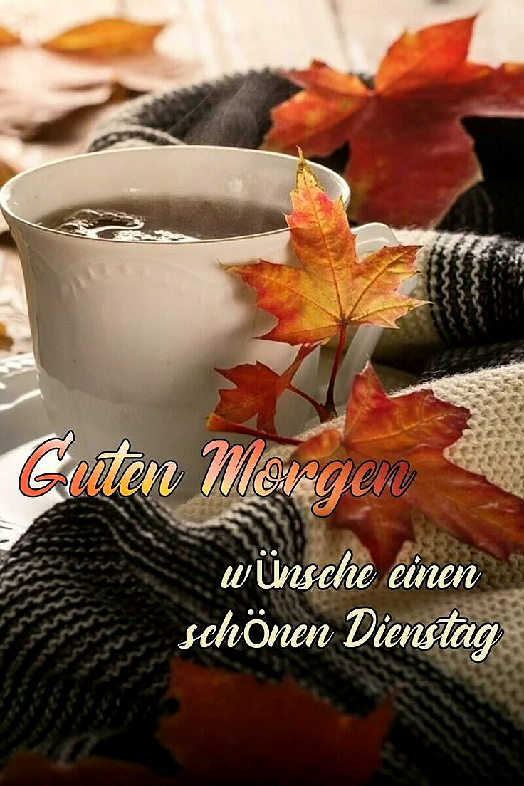 Ein warmes, herzliches Bild mit einer Tasse Tee, Herbstblättern und einer gemütlichen Atmosphäre. Die Tasse steht auf einem Tisch, umgeben von Blättern und einem Schal.