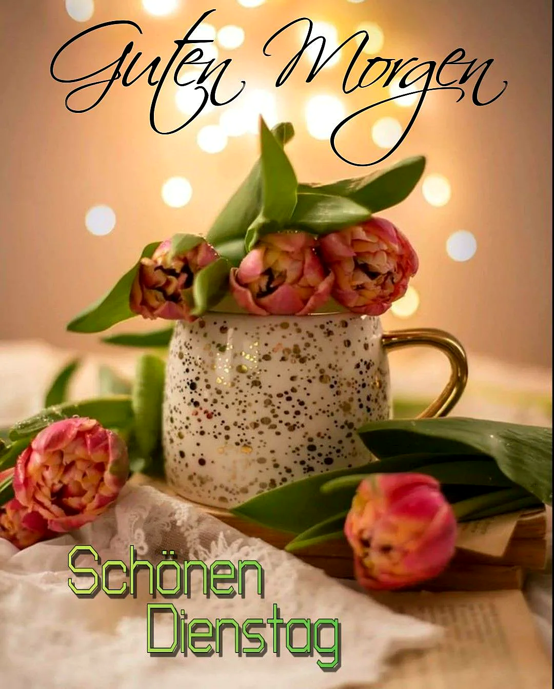 Ein weißer Becher mit goldenen Punkten und einem goldenen Griff, gefüllt mit rosa Tulpen, auf einem Holztisch mit einer weißen Serviette und einigen Tulpenblättern, vor einem Hintergrund mit warmen, runden Lichtern.