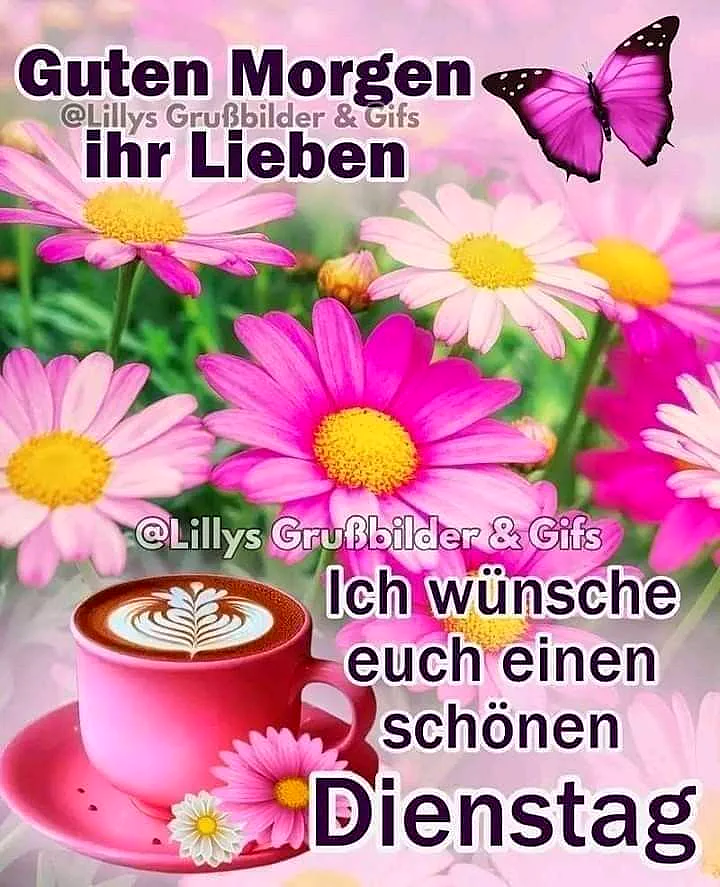 Ein rosa Kaffee auf einem Tisch, umgeben von pinken und weißen Blumen und einem violetten Schmetterling