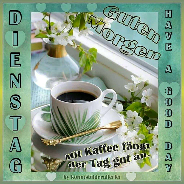 Ein Foto von einer Tasse Kaffee auf einem Unterteller, mit einer goldenen Kaffeelöffel, umgeben von weißen Blumen und einem Blumenstrauß in einer Glasvase auf einem Tisch neben einem Fenster. Die Tasse und der Unterteller haben ein grünes Palmenmuster. Der Hintergrund ist ein heller, grünlicher Ton mit einer Textur.