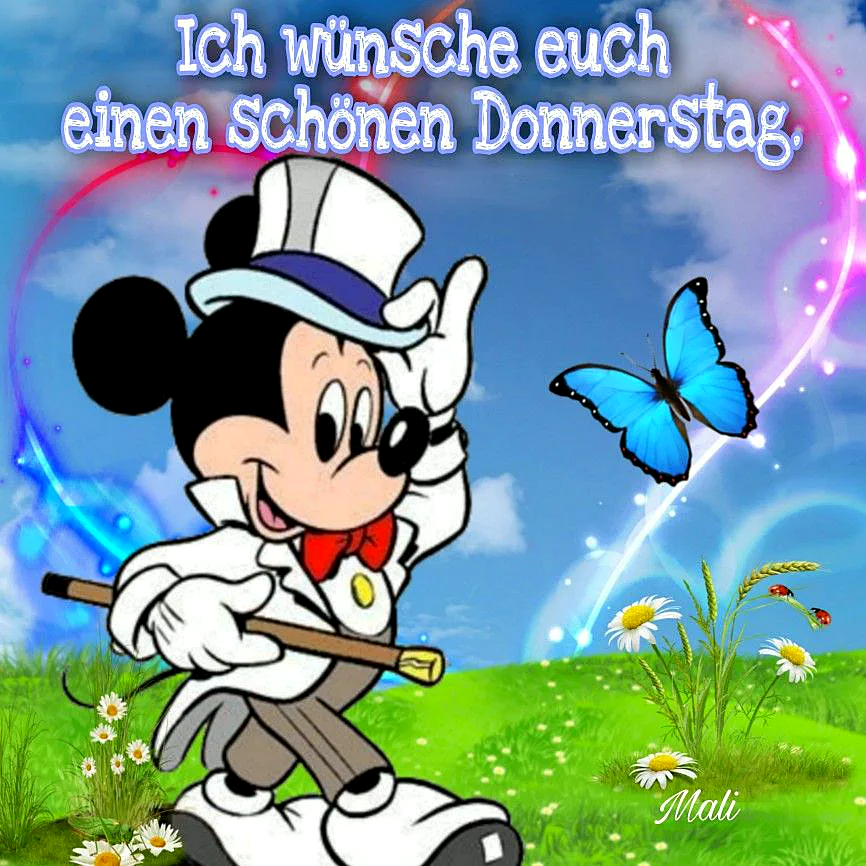 Ein Cartoon-Mickey-Maus in einem weißen Hut und Jacke, mit einem Stock in der Hand, steht in einer grünen Wiese mit Blumen und einem blauen Schmetterling neben sich. Der Himmel ist blau mit Wolken.