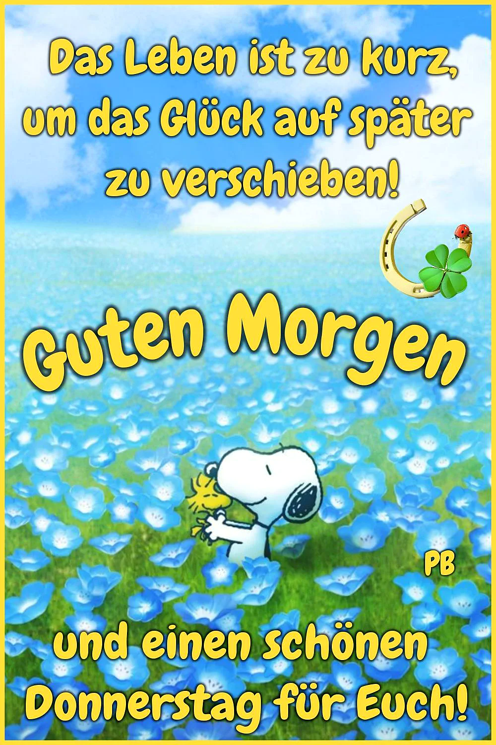 Ein Cartoon-Bild von Snoopy, der in einem Feld von blauen Blumen liegt, ein gelbes Blüten in der Hand haltend. Im Hintergrund ein blauer Himmel mit weißen Wolken. Ein vierblättriges Kleeblatt und ein Hufeisen mit einer Marienkäfer darauf sind auch sichtbar.