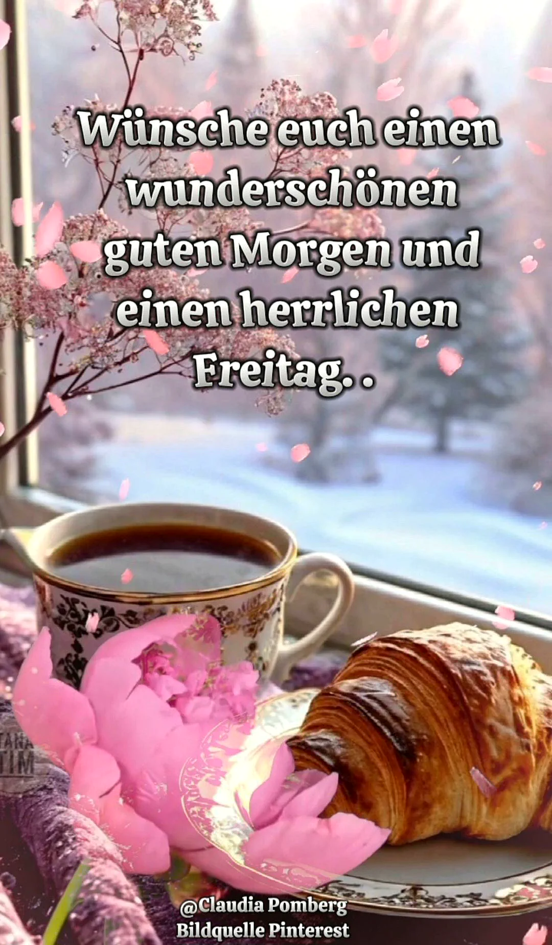 Ein Frühstückstablett mit einer Tasse Kaffee, einem Croissant und rosa Blüten vor einem Fenster mit Blick auf eine winterliche Landschaft.