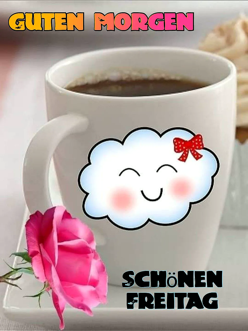 Ein weißer Kaffeebecher mit einem lächelnden Wolkenaufdruck und einem roten Band, daneben eine rosa Rose auf einem Teller, im Hintergrund ein Glas mit Gebäck.