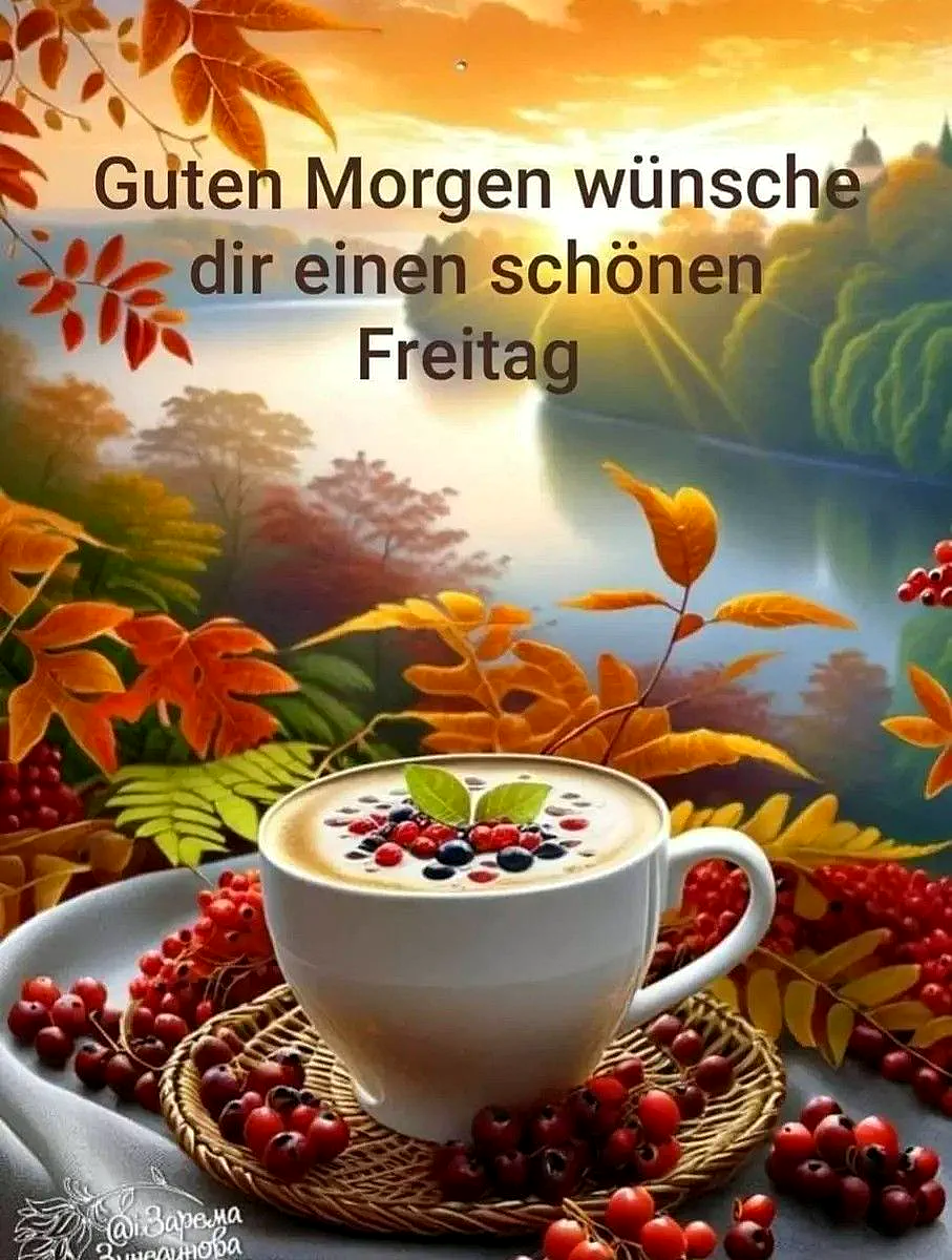 Ein herbstliches Motiv mit einer Tasse Kaffee, garniert mit Beeren und Blättern, vor einem See mit Sonnenaufgang.