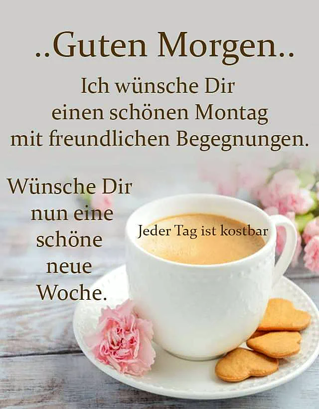 Ein weißen Kaffeebecher auf einem Teller mit Herz-Keksen und einer rosa Blume, im Hintergrund pinke Blumen.