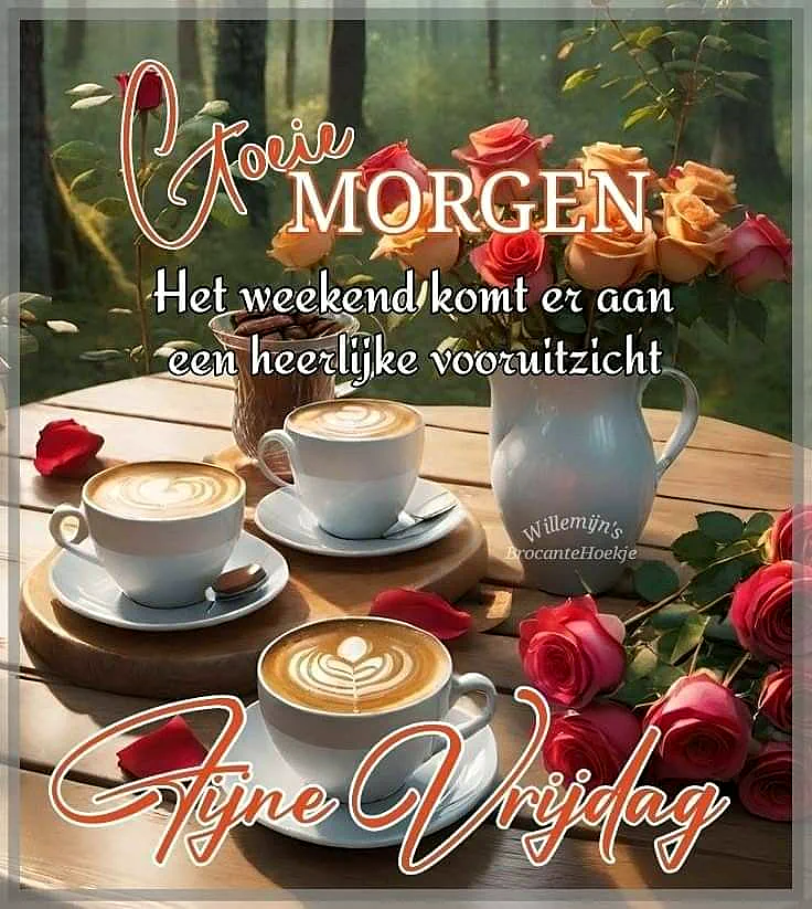 Ein romantischer Tisch mit Kaffee, Rosen und einem friedlichen Waldhintergrund. Die Tassen sind mit einem Herzdesign dekoriert.