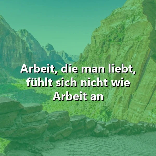 Ein grünlich-tingiertes Landschaftsbild mit einer beeindruckenden Felswand, davor liegen einige Steine, im Hintergrund ein klarer Himmel, überlagert mit dem Zitat 'Arbeit, die man liebt, fühlt sich nicht wie Arbeit an'