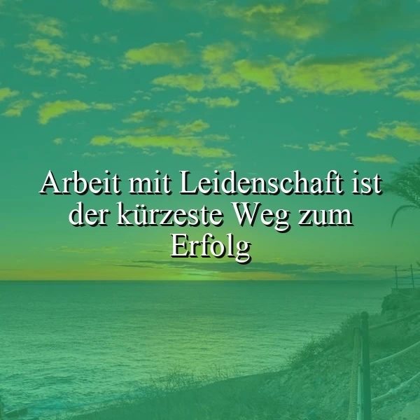 Ein Foto mit einer inspirierenden Weisheit vor einer atemberaubenden Landschaft. Im Vordergrund ein grasbewachsener Hügel mit einem einfachen Zaun, im Hintergrund ein ruhiger Ozean unter einem grünlich schimmernden Himmel mit vereinzelten Wolken.
