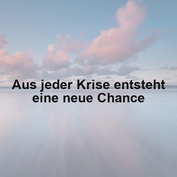 Ein minimalistisches Bild mit weitem Horizont und pastellfarbenen Wolken am sanften Himmel. Der zentrale Spruch 'Aus jeder Krise entsteht eine neue Chance' vermittelt eine ruhige, hoffnungsvolle Atmosphäre des Neuanfangs.