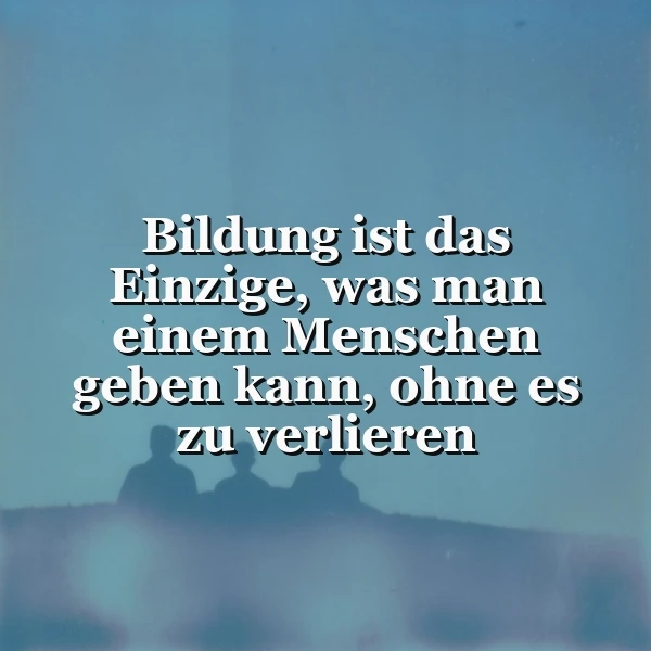 Blauer Himmel und verschwommene Silhouetten prägen das Bild. Darauf der weiße Text: 'Bildung ist das Einzige, was man einem Menschen geben kann, ohne es zu verlieren.' Es inspiriert zu nachdenklicher Weisheit.