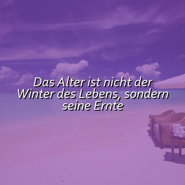 Ein ruhiger Strand mit lila Meer und Himmel, wo bequeme Rattanstühle unter einem Sonnenschirm stehen. Das inspirierende Zitat „Das Alter ist nicht der Winter des Lebens, sondern seine Ernte“ lädt zur besinnlichen Reflexion ein.
