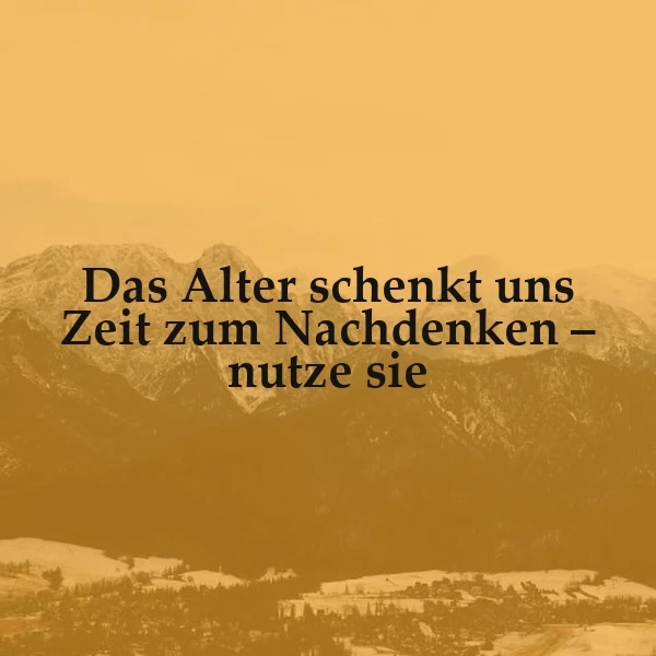 Ein sepiafarbenes Bild einer Berglandschaft mit einem Dorf im Tal, auf dem ein Zitat in schwarzer Schrift liegt: 'Das Alter schenkt uns Zeit zum Nachdenken - nutze sie'.