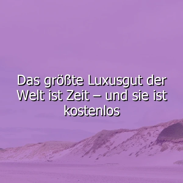 Ein minimalistisches Bild mit einer monochromen, violetten Farbgebung, das eine Wüste mit Dünen zeigt. Im Vordergrund ist ein Zitat in weißer Schrift eingeblendet: 'Das größte Luxusgut der Welt ist Zeit – und sie ist kostenlos'. Die Atmosphäre ist ruhig und kontemplativ.
