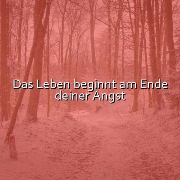Ein roter Waldweg mit einem tiefroten Filter, im Hintergrund ein dichter Wald mit kahlen Bäumen und einer dünnen Schneeschicht am Boden, das Zitat 'Das Leben beginnt am Ende deiner Angst' in weißer Schrift
