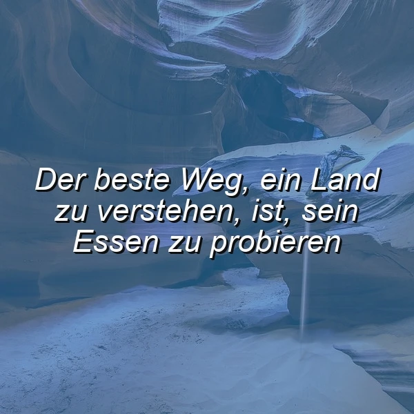Ein surrealer, blauer Canyon mit geschwungenen Felsformationen und einem kleinen Wasserfall, im Vordergrund das Zitat 'Der beste Weg, ein Land zu verstehen, ist, sein Essen zu probieren'