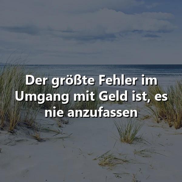 Bild eines ruhigen Sandstrandes mit Dünengras und Meerblick unter bewölktem Himmel. Das Zitat: 'Der größte Fehler im Umgang mit Geld ist, es nie anzufassen' lädt zur Reflexion ein.