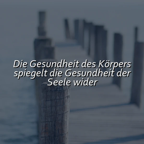 Ein ruhiger Steg führt in die Ferne, im Hintergrund verschwommenes Wasser, die Holzpfosten des Stegs ragen in den Himmel, ein Zitat ist über das Bild gelegt