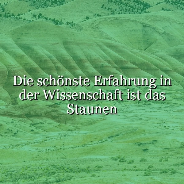 Ein grünes, hügeliges Landschaftsbild mit sanften, geschwungenen Hügeln und spärlicher Vegetation. Im Vordergrund und Hintergrund sind die Hügel mit einer grünen Tönung dargestellt. Der Text 'Die schönste Erfahrung in der Wissenschaft ist das Staunen' ist in weißer Schrift über das Bild gelegt.