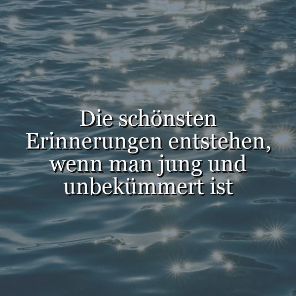 Ein ruhiges Wasser mit Sonnenreflexen und einem Spruch in der Mitte, der die Entstehung schöner Erinnerungen beschreibt