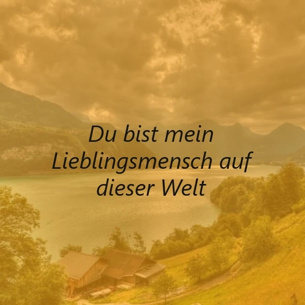 Ein stimmungsvolles Landschaftsbild bei goldenem Licht zeigt einen ruhigen See umgeben von sanften Hügeln und Bergen, auf dem der zarte Spruch "Du bist mein Lieblingsmensch auf dieser Welt" liegt. Die Szenerie strahlt tiefe Zuneigung und Geborgenheit aus.