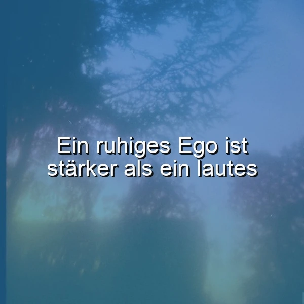 Ein nachdenkliches Spruchbild mit dem Zitat 'Ein ruhiges Ego ist stärker als ein lautes' vor einem nebligen, blauen Waldhintergrund, der Ruhe und verborgene Stärke vermittelt.