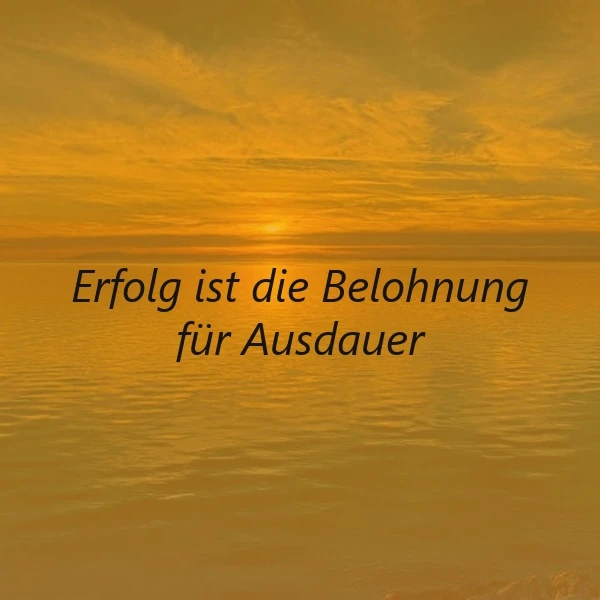 Ein inspirierendes Bild zeigt einen goldenen Sonnenuntergang über ruhigem Wasser. Die warmen Töne des Himmels und des Meeres umrahmen das Zitat "Erfolg ist die Belohnung für Ausdauer", das zum Durchhalten motiviert.