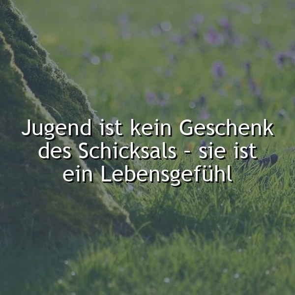 Ein inspirierendes Bild mit dem Spruch 'Jugend ist kein Geschenk des Schicksals – sie ist ein Lebensgefühl' auf einem Hintergrund aus frischem, sonnenbeschienenem Gras und einem moosbewachsenen Baumstamm, vermittelt eine nachdenkliche und hoffnungsvolle Stimmung.
