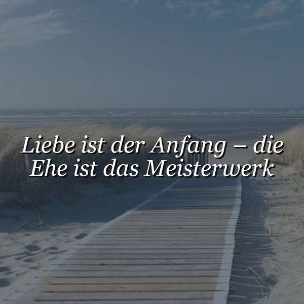 Ein Holzsteg führt durch den Sandstrand zum Meer, im Hintergrund ein blauer Himmel mit leichten Wolken. Der Text 'Liebe ist der Anfang - die Ehe ist das Meisterwerk' ist in weißer Schrift über das Bild gelegt.