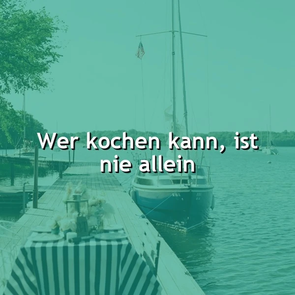 Ein Boot liegt an einem Steg, auf dem eine gedeckte Tafel mit einer schwarzen und weißen Tischdecke steht. Im Hintergrund ist ein ruhiger See mit Bäumen und einem Himmel zu sehen. Das Bild ist grünlich eingefärbt.