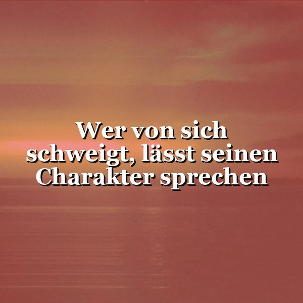 Ein ruhiger Sonnenuntergang in warmen Rot- und Orangetönen über dem Meer. Der weiße Spruch 'Wer von sich schweigt, lässt seinen Charakter sprechen' steht prominent im Vordergrund, vermittelt Nachdenklichkeit.
